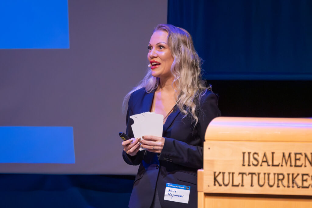 Niina Majaniemi puhumassa