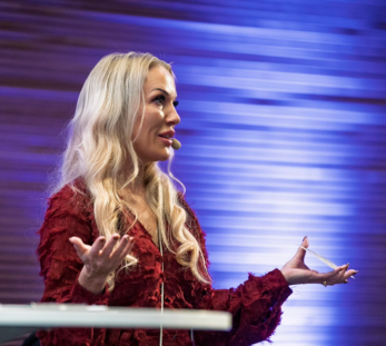 Niina Majaniemi puhumassa